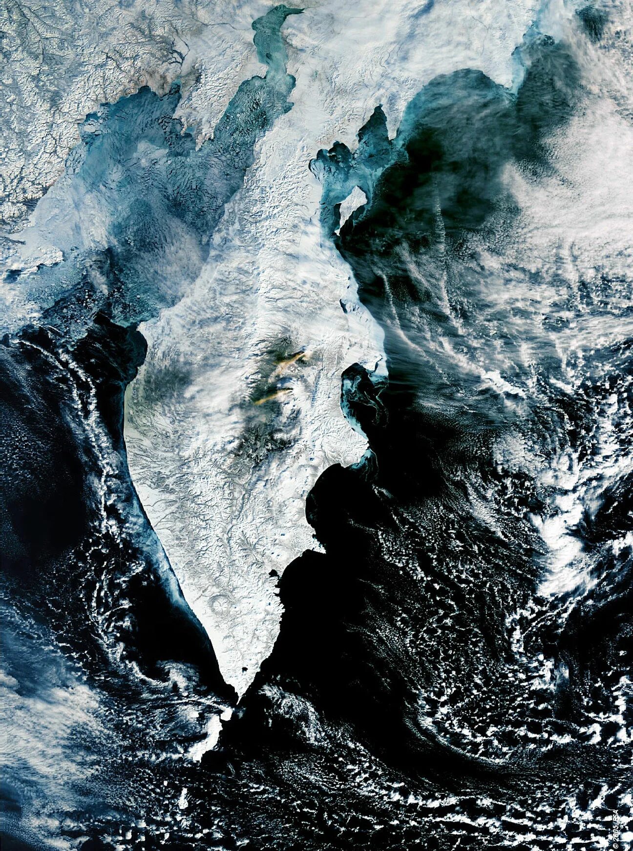 Полуостров камчатка фото с космоса Double volcanic eruption in Eastern Russia - SpaceRef