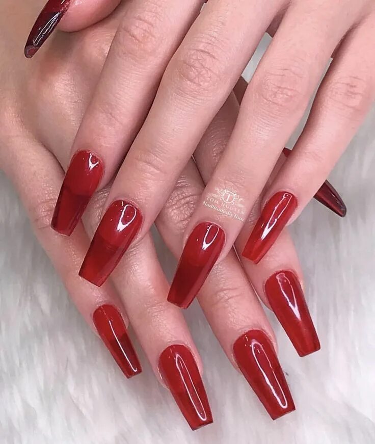 Полупрозрачный красный маникюр Pin by Logan Moore on n a i l s Red acrylic nails, Chic nails, Red stiletto nail