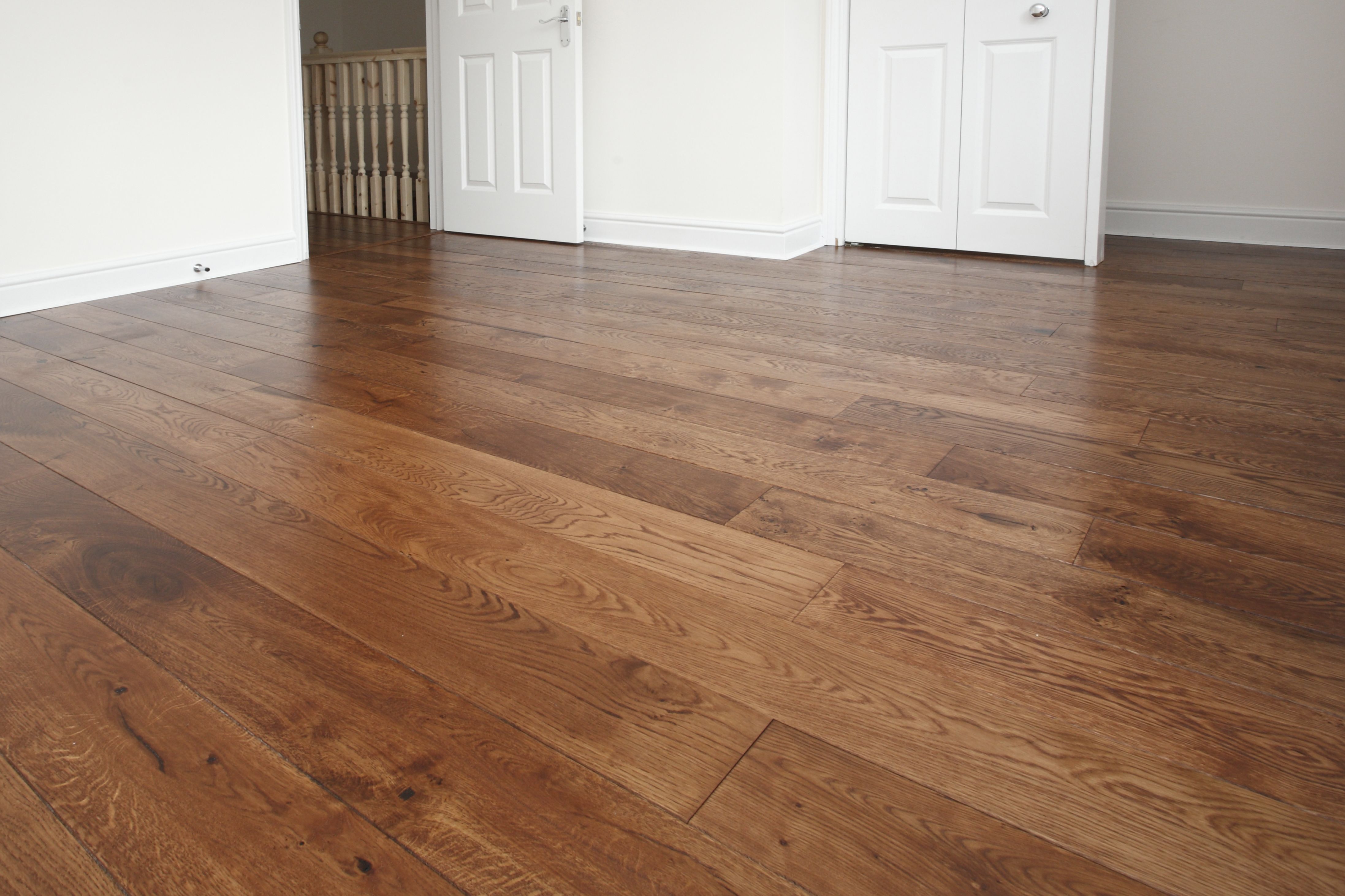 Полы дерево фото UK Wood Floors' oak rustic grade engineered wood floor provides the natural colo