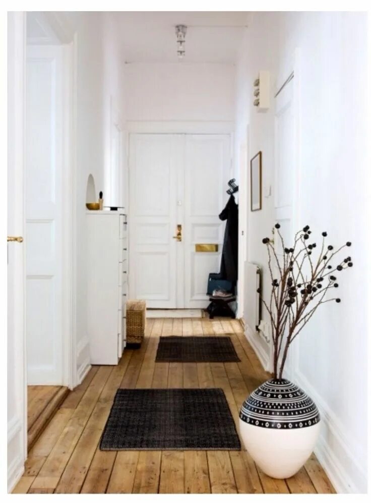 Полы прихожей в квартире фото Long hallway with more small carpets create stations for a longer room. Plants g