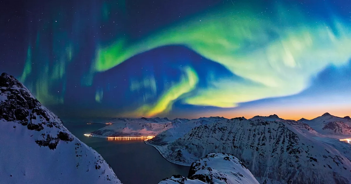 Полярная ночь в арктике фото Catch the Northern Lights during a 3-hour 'night flight' from Cardiff Airport - 