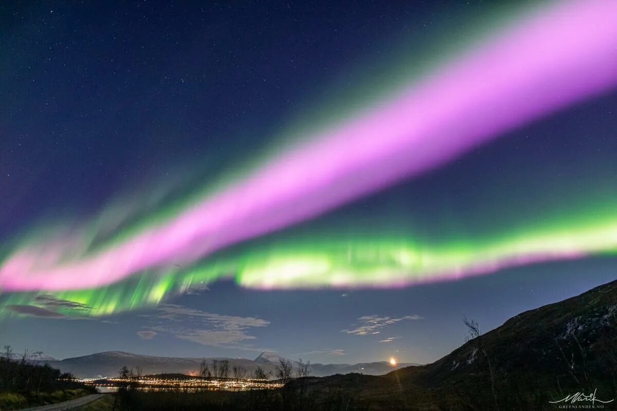 Полярное небо фото Crack in Earth's magnetic field triggers extremely rare pink auroras witnessed i