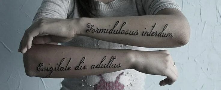 Полюби свою судьбу на латыни тату фото I want 2 tattoo's like this. not what's written but the way it is tattooed on hi