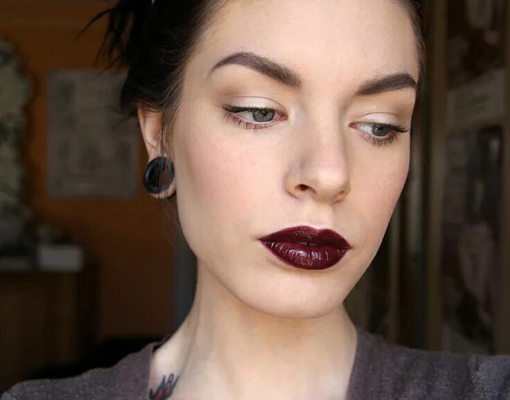 Помада бургунди на губах в макияже фото revlon black cherry - Google Search Burgundy lips, Makeup looks, Maroon lips