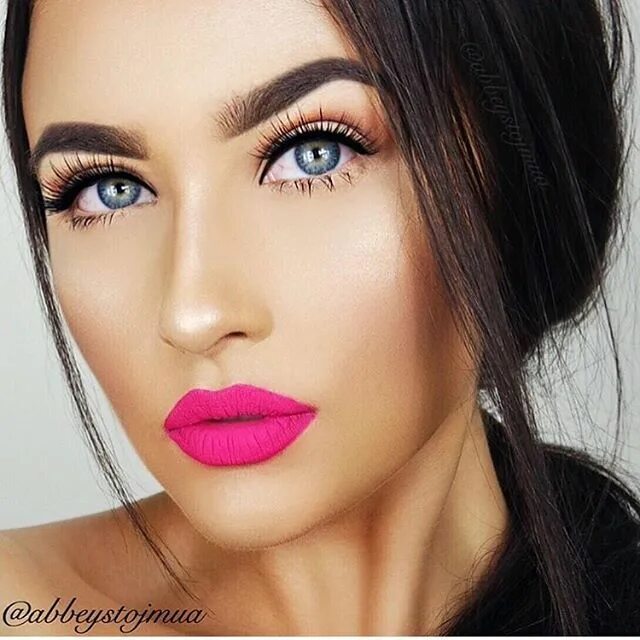 Помада для глаз фото @abbeystojmua looking like a total doll in *Pinky Promise* liquid matte lipstick