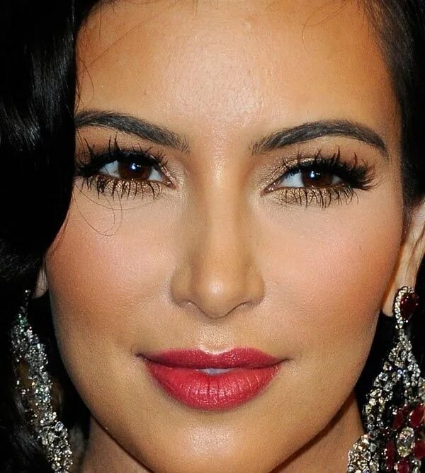 Помада для карих глаз фото #kimkardashian http://www.thecelebrityreview.com/ Kardashian makeup, Kim kardash