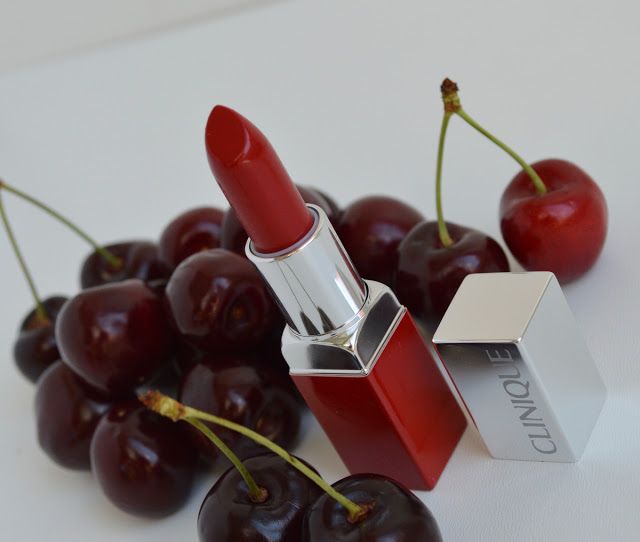 Помада вишня фото Clinique Pop Lip Colour+Primer в оттенке #08 Cherry Pop