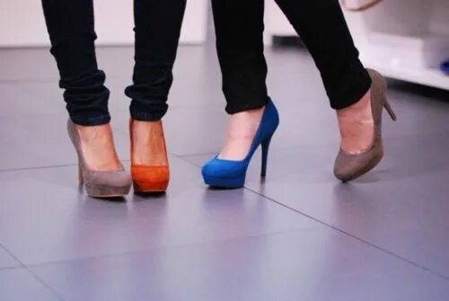 Поменять цвет обуви на фото Is wearing two different color pumps okay? I say yes, just as long as they are t