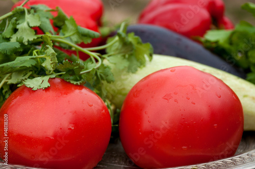 Помидор петрушка фото Fresh whole tomatoes, parsley, eggplant and zucchini on a metal dish фотография 