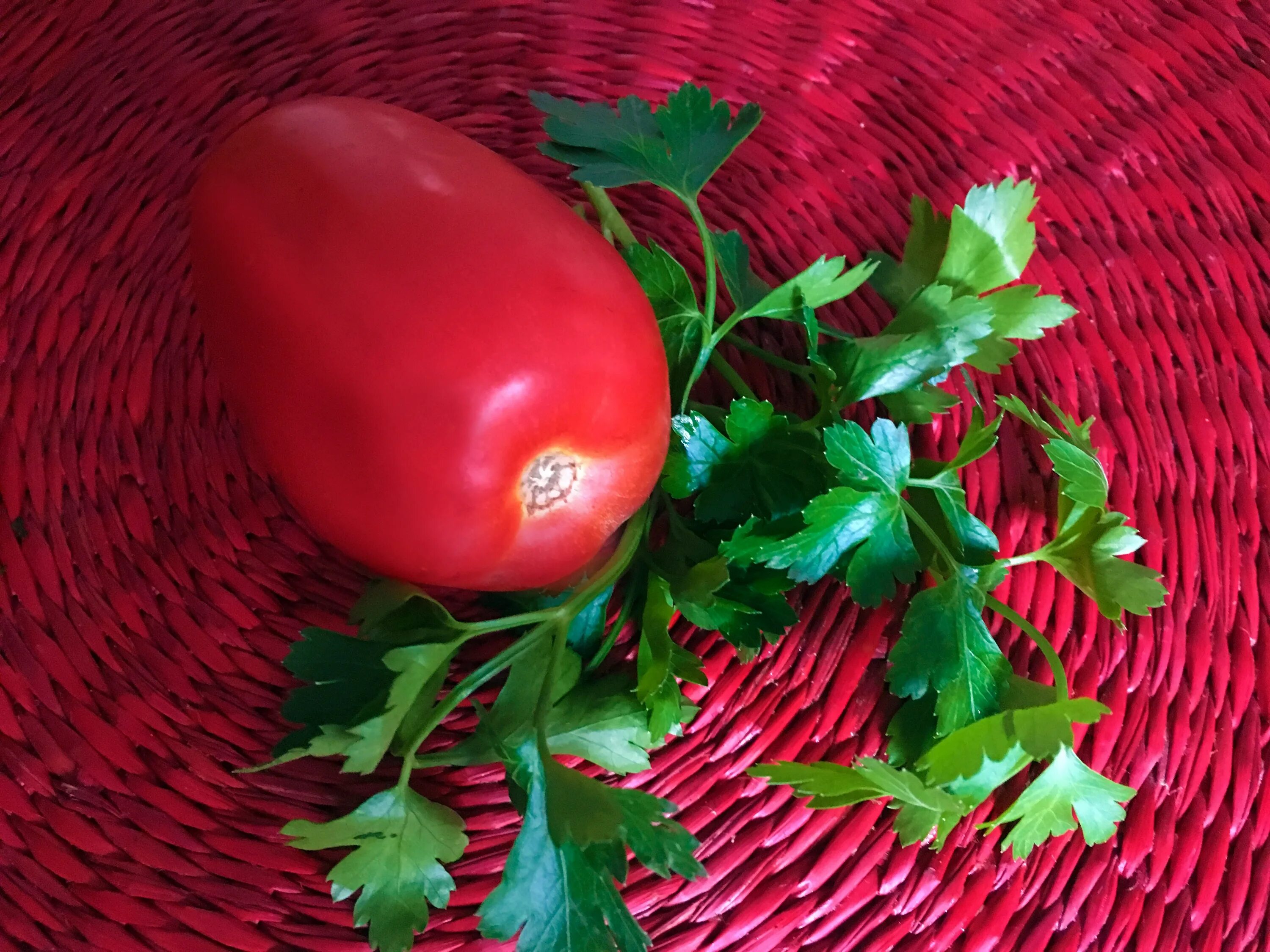 Помидор петрушка фото Red Tomato and green Parsley free image download