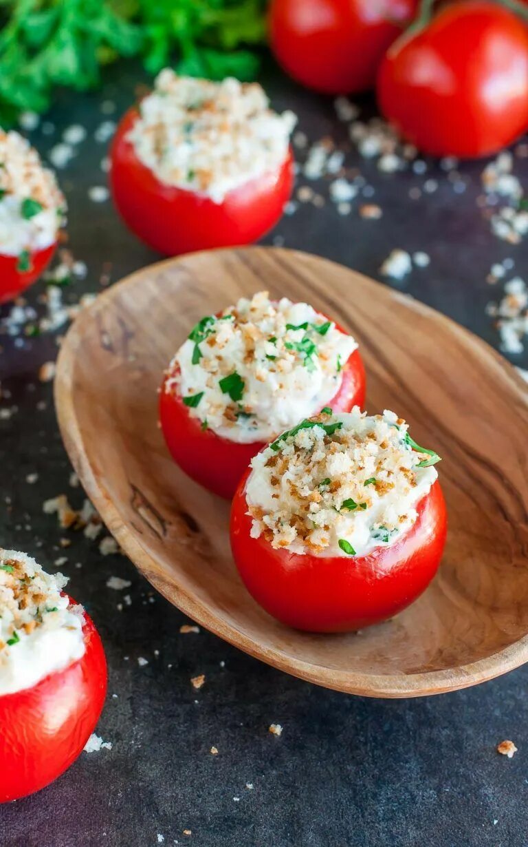 Помидоры фаршированные сыром и чесноком фото These 6-ingredient herbed Goat Cheese Stuffed Tomatoes are healthy, delicious, a