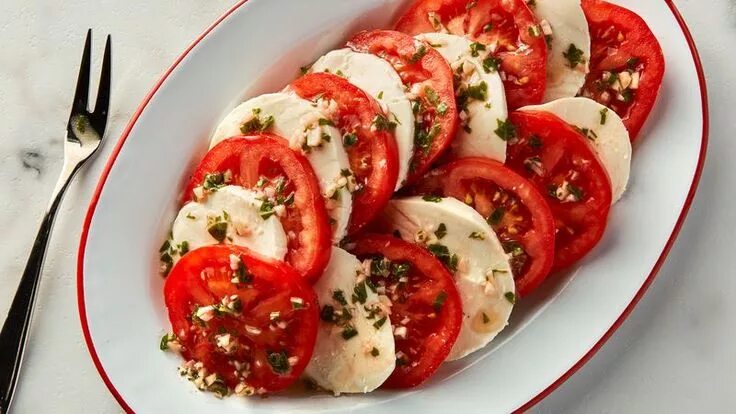 Помидоры капрезе рецепт с фото Garlic-Basil Tomatoes with Mozzarella Recipe Recipes, Side dish recipes, Food