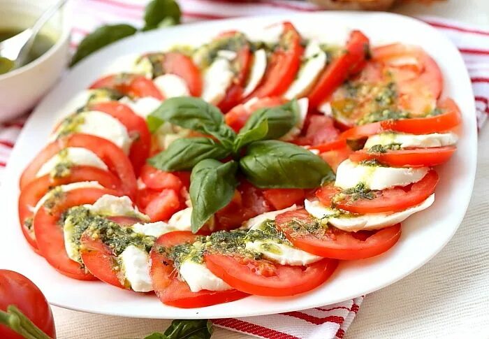 Помидоры капрезе рецепт с фото Salata Caprese Retete culinare Laura Adamache Easy salad recipes, Caprese recipe