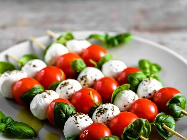 Помидоры капрезе рецепт с фото Caprese Salad on a Stick Recipe Healthy appetizers, Caprese salad, Homemade chic