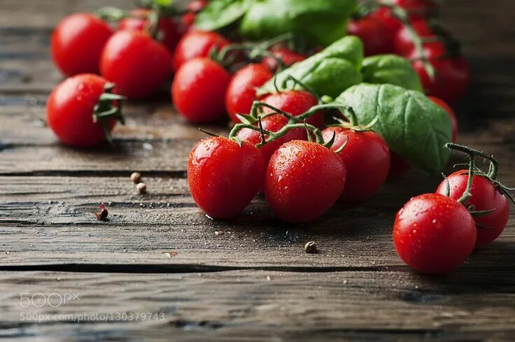 Помидоры на столе фото Fresh sweet tomato and green basil on the vintage table Amazing food photography