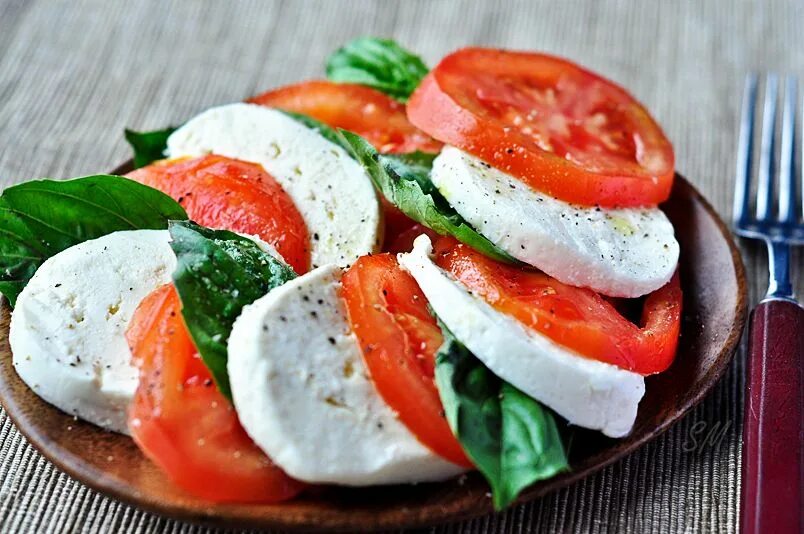 Помидоры с брынзой рецепты с фото caprese salad Recipes, Food, Healthy recipes