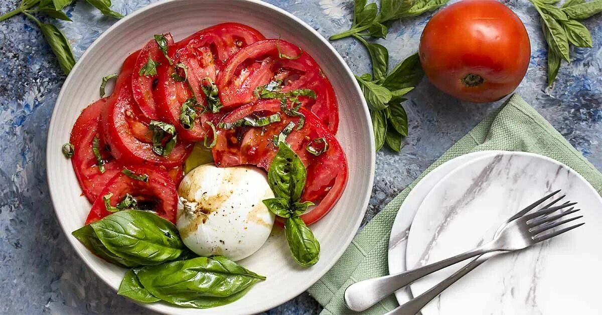 Помидоры с бураттой рецепт с фото пошагово Italian Tomato Burrata Salad (Caprese) Recipe Italian salad recipes, Salad recip