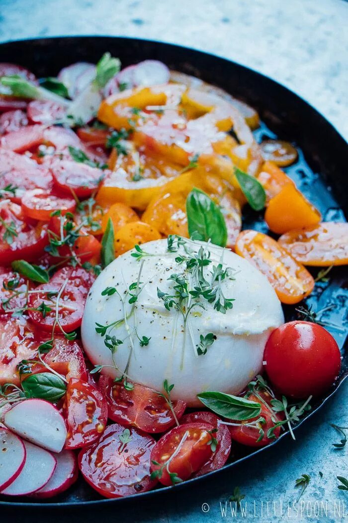 Помидоры с бураттой рецепт с фото пошагово Salade caprese met burrata - Little Spoon Saladerecepten, Lekker eten, Recepten