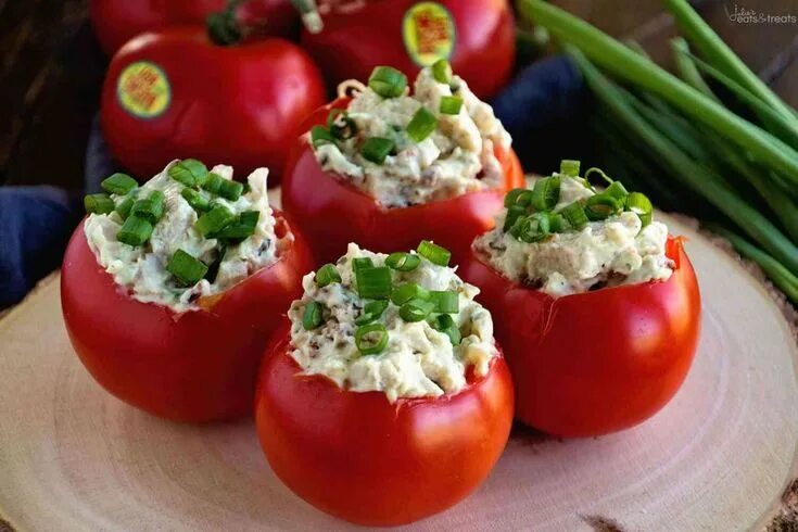 Помидоры с начинкой фото Plump, juicy tomatoes stuffed with Chicken Bacon Ranch Salad make these Bacon Ra