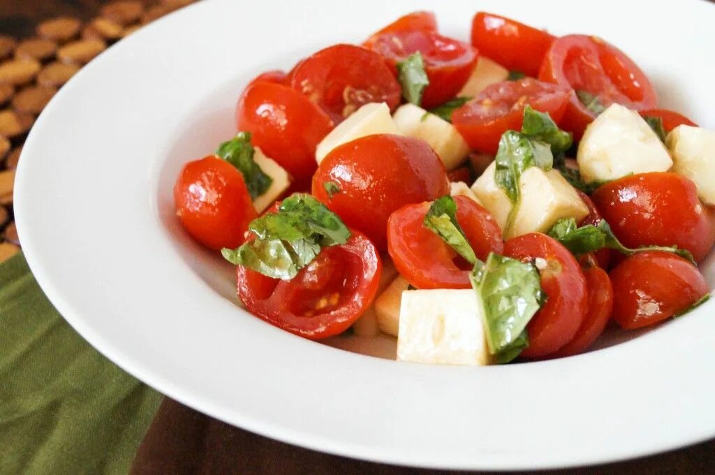 Помидоры салат фото Cherry Tomato Caprese Salad Tomato salad recipes, Yummy salad recipes, Green bea