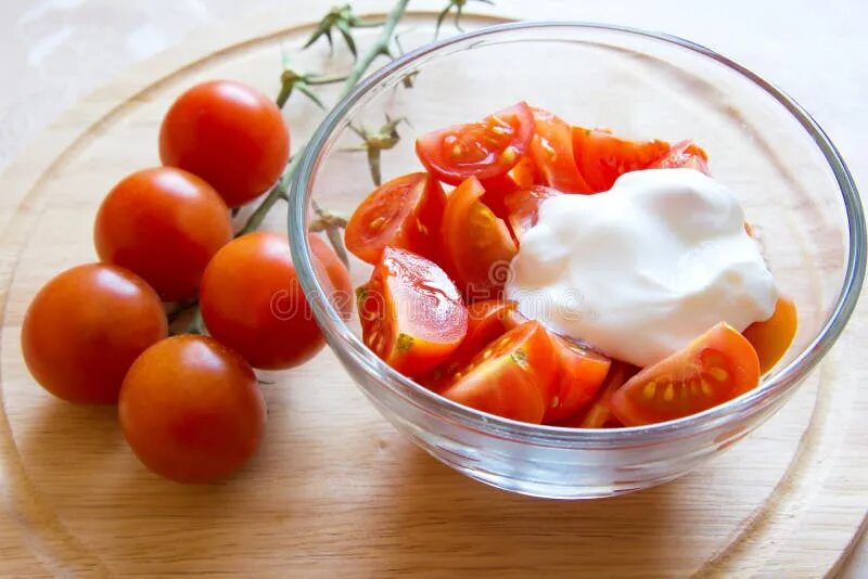 Помидоры со сметаной фото Tomato salad stock photo. Image of food, light, eating - 28689572