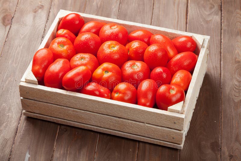 Помидоры в коробке фото Tomatoes in box stock photo. Image of stage, plum, heirloom - 109748456