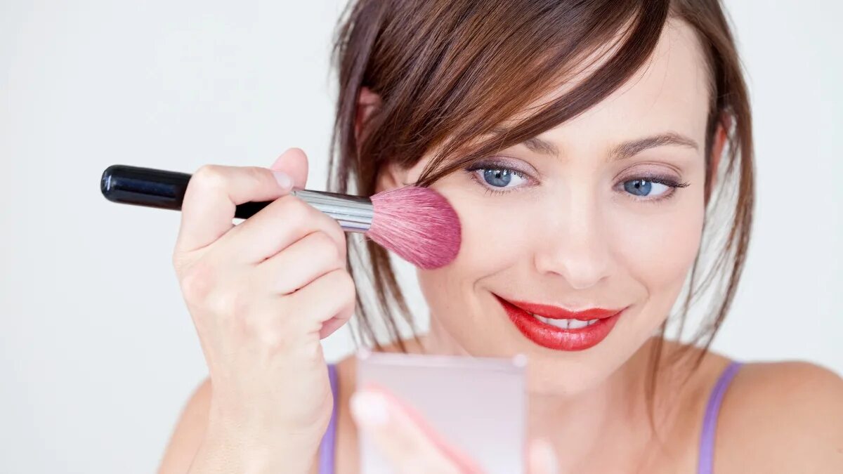 Помогает макияжу Purple Blush Is the Surprising Reddit + Makeup Artist Favorite for Making Mature