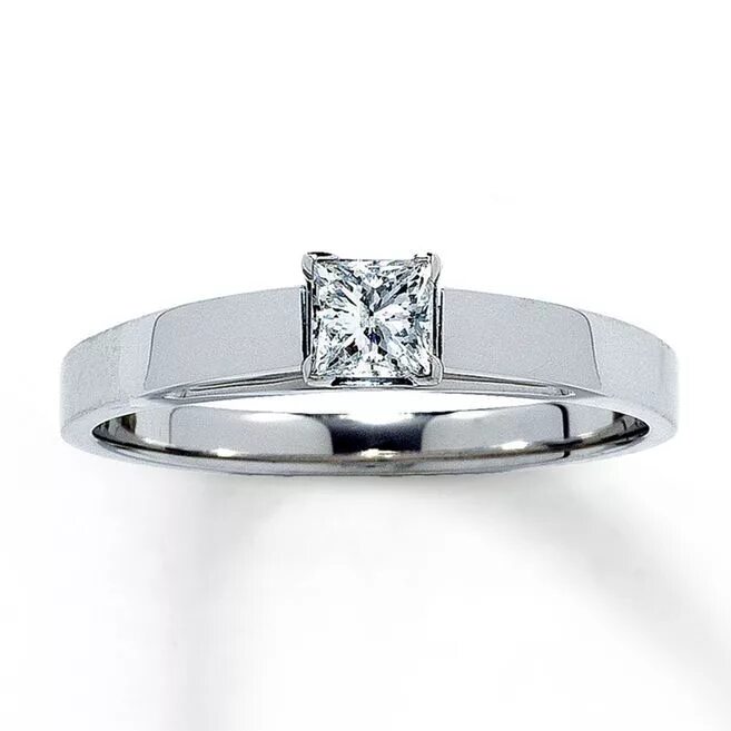 Помолвочное кольцо с бриллиантом фото This contemporary solitaire ring features a princess-cut diamond in a. Solitaire