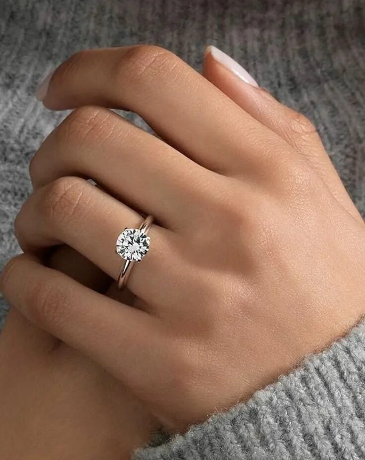 Помолвочные кольца фото на пальце Pin on Wedding in 2024 Simple engagement rings, Beautiful engagement rings, Wedd