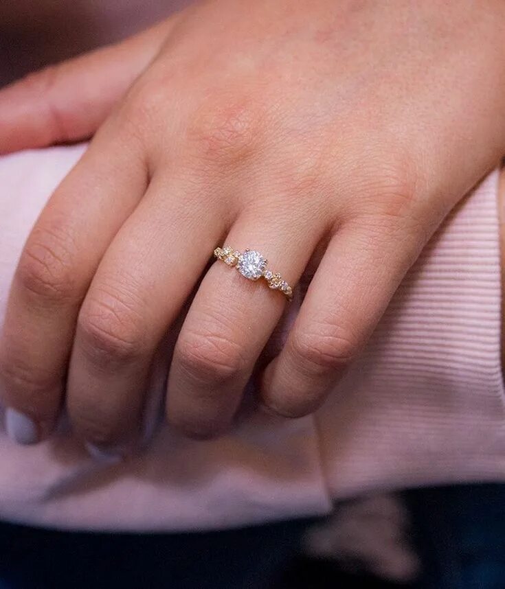 Помолвочные кольца фото на пальце Pin on Rings Engagement rings, Dream engagement rings, Beautiful engagement ring