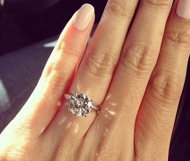 Помолвочные кольца фото на пальце Pin by Taylor Robert on One day 3 Best engagement rings, Engagement ring photos,