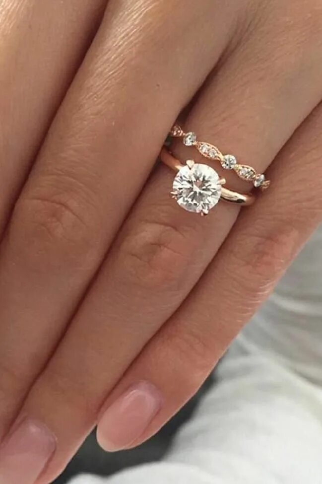 Помолвочные кольца фото на пальце These are the top five engagement ring styles for 2018, according to Pinterest W