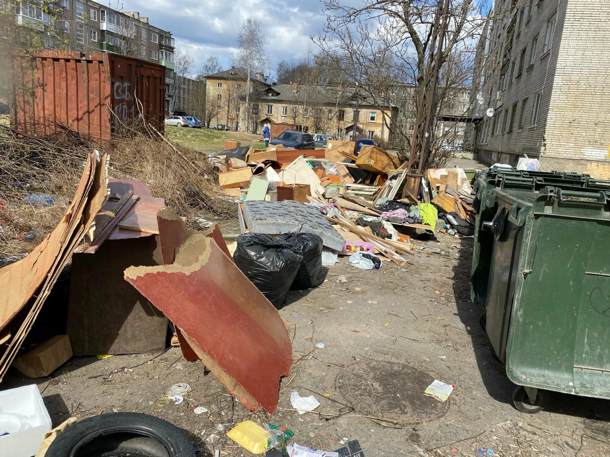 Помойка фото городская Жители Петрозаводска всё чаще жалуются на неубранные площадки - СампоТВ 360 °