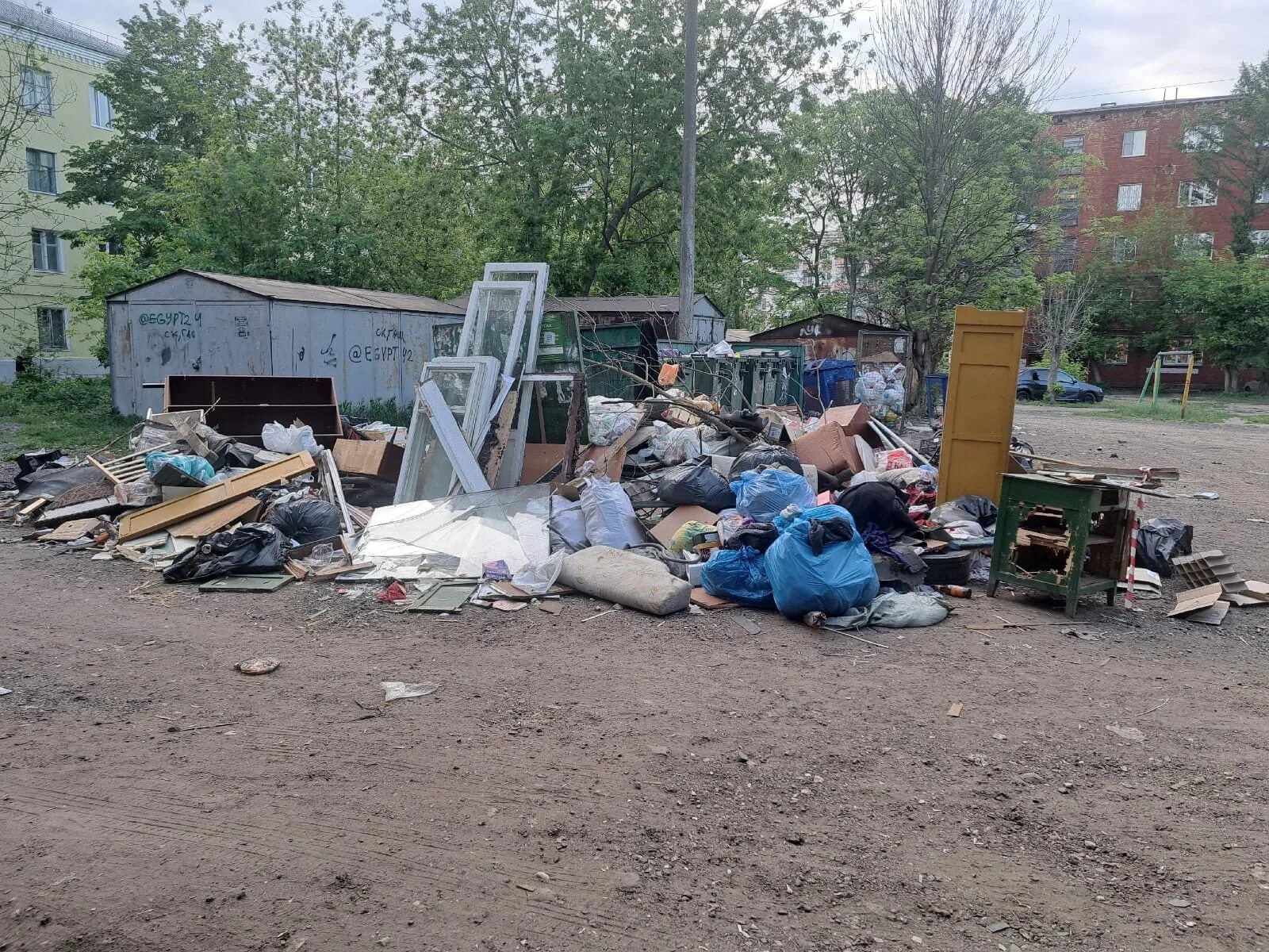 Помойка фото городская Жители Твери массово жалуются на невывоз мусора в городе