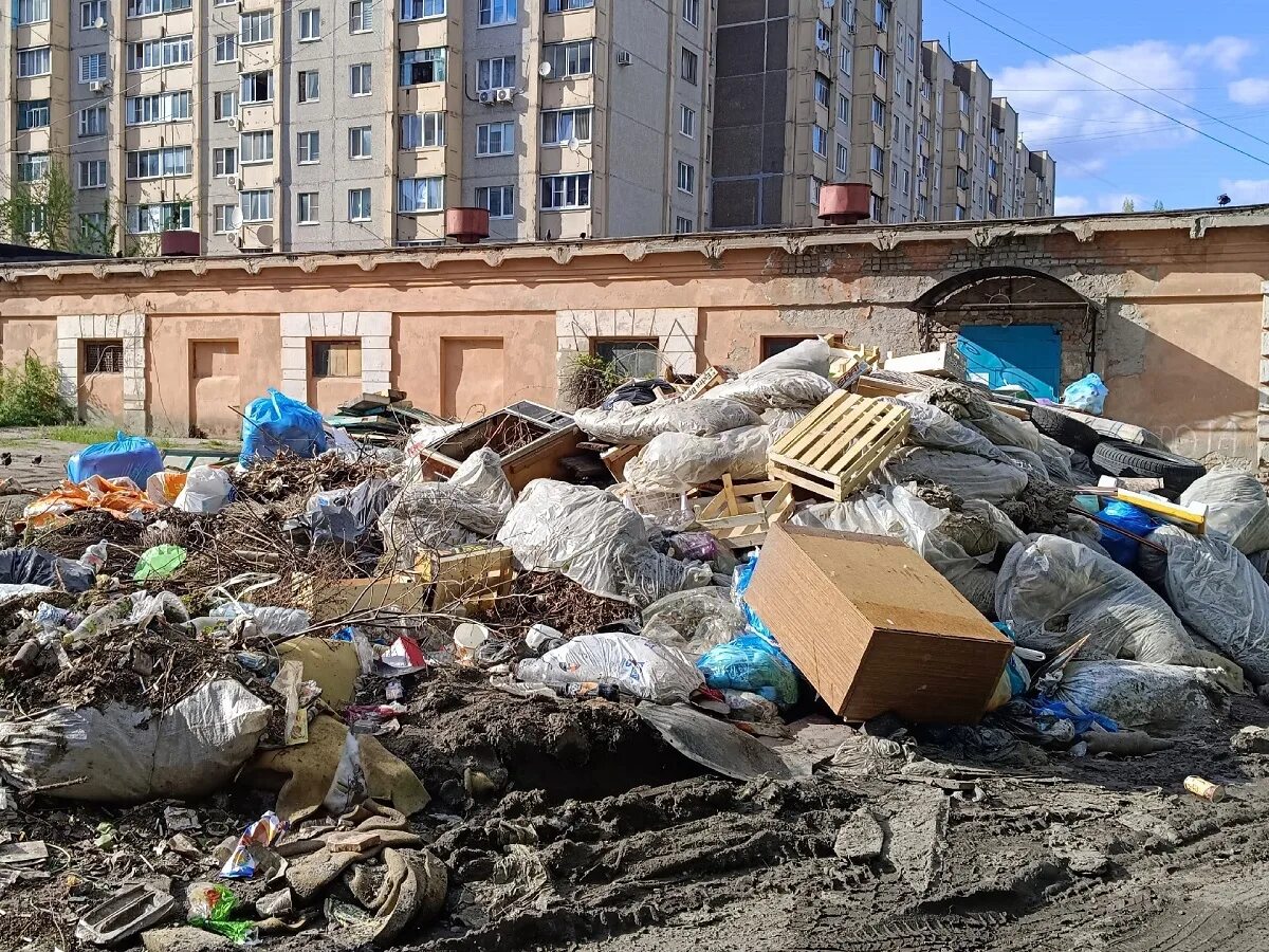 Помойка фото городская Воронежцев возмутила несанкционированная свалка, раскинувшаяся во дворе левобере