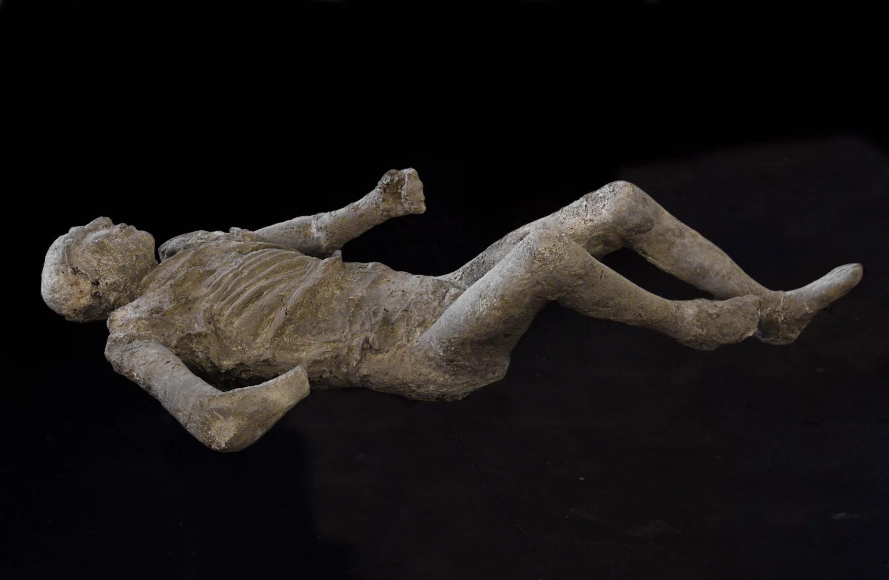 Помпеи история фото Plaster cast of body of a victim of Vesuvius eruption of 79 CE. Pompeii.