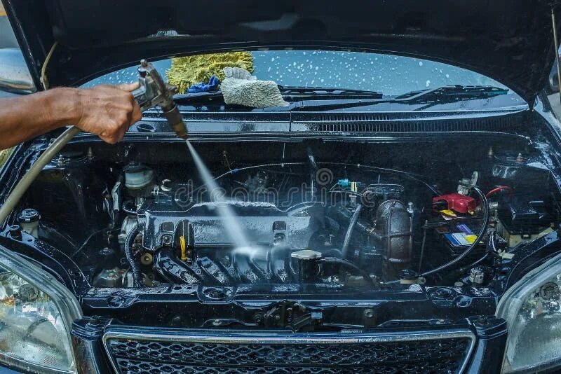 Помыть двигатель своими руками в домашних High Pressure Water Engine Washing,Cleaning. Stock Image - Image of automobile, 