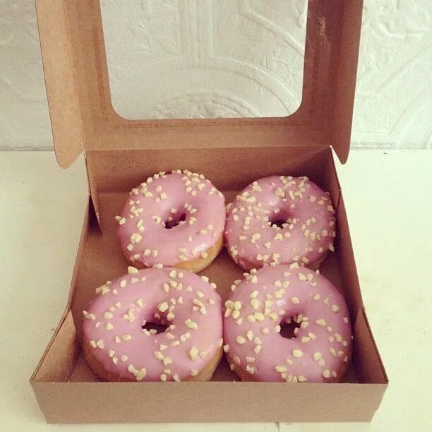 Пончики в коробке фото We're sorry. in 2024 Pink donuts, Pink doughnuts, Yummy sweets