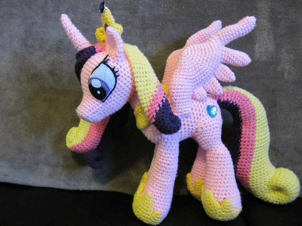 Пони крючком схема и описание амигуруми Princess Cadence My little pony plush, Princess cadence, Knitted dolls