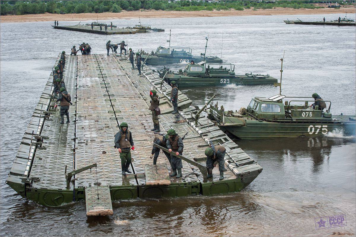 Понтонные мосты военные фото Forcing water barrier