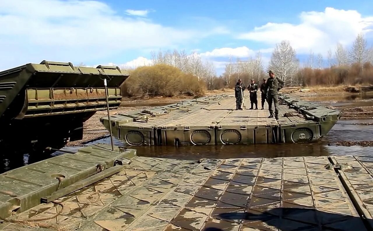 Понтонные мосты военные фото Russian military build pontoon bridges 6 km from the border with Ukraine