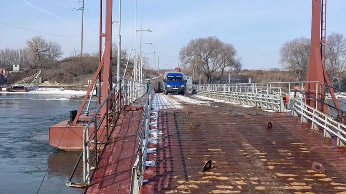 Понтонный мост фото Под Воронежем сорванный льдом наплавной мост установили на место