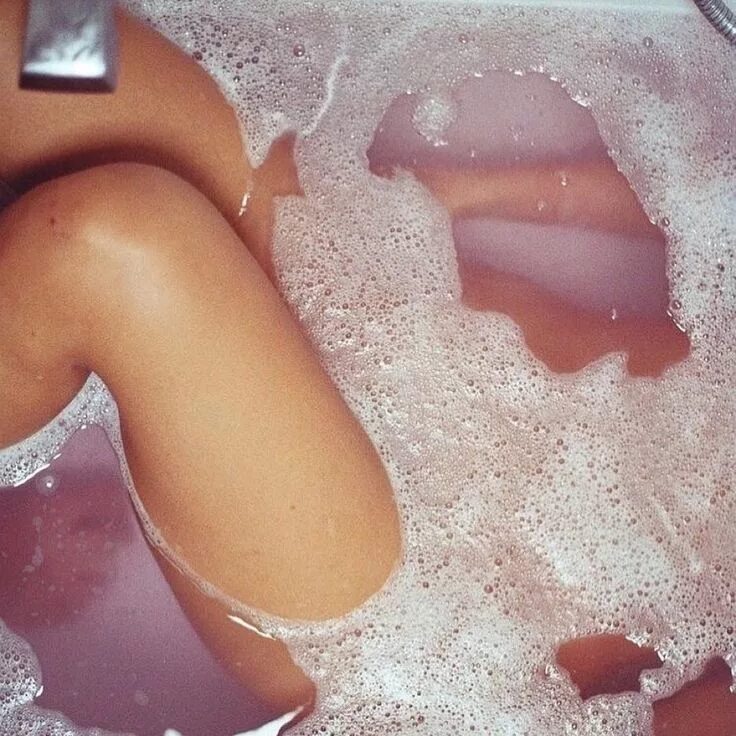 Попка в ванне фото Etre Bien\High Vibe Self-Care on Instagram: "Our Rose Quartz Bath Potion includ