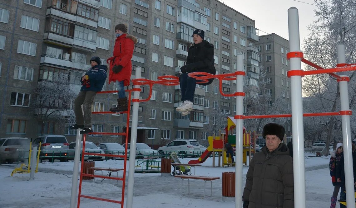 Попова 56 фото Управляющие компании начали череду детских праздников во дворах БАРНАУЛ :: Офици