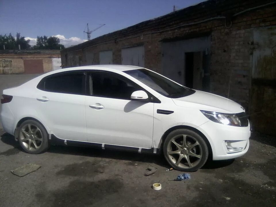 Пороги тюнинг киа рио 3 Козырёк на заднее стекло! Пороги! MV-ART - KIA Rio (3G), 1,6 л, 2012 года тюнинг