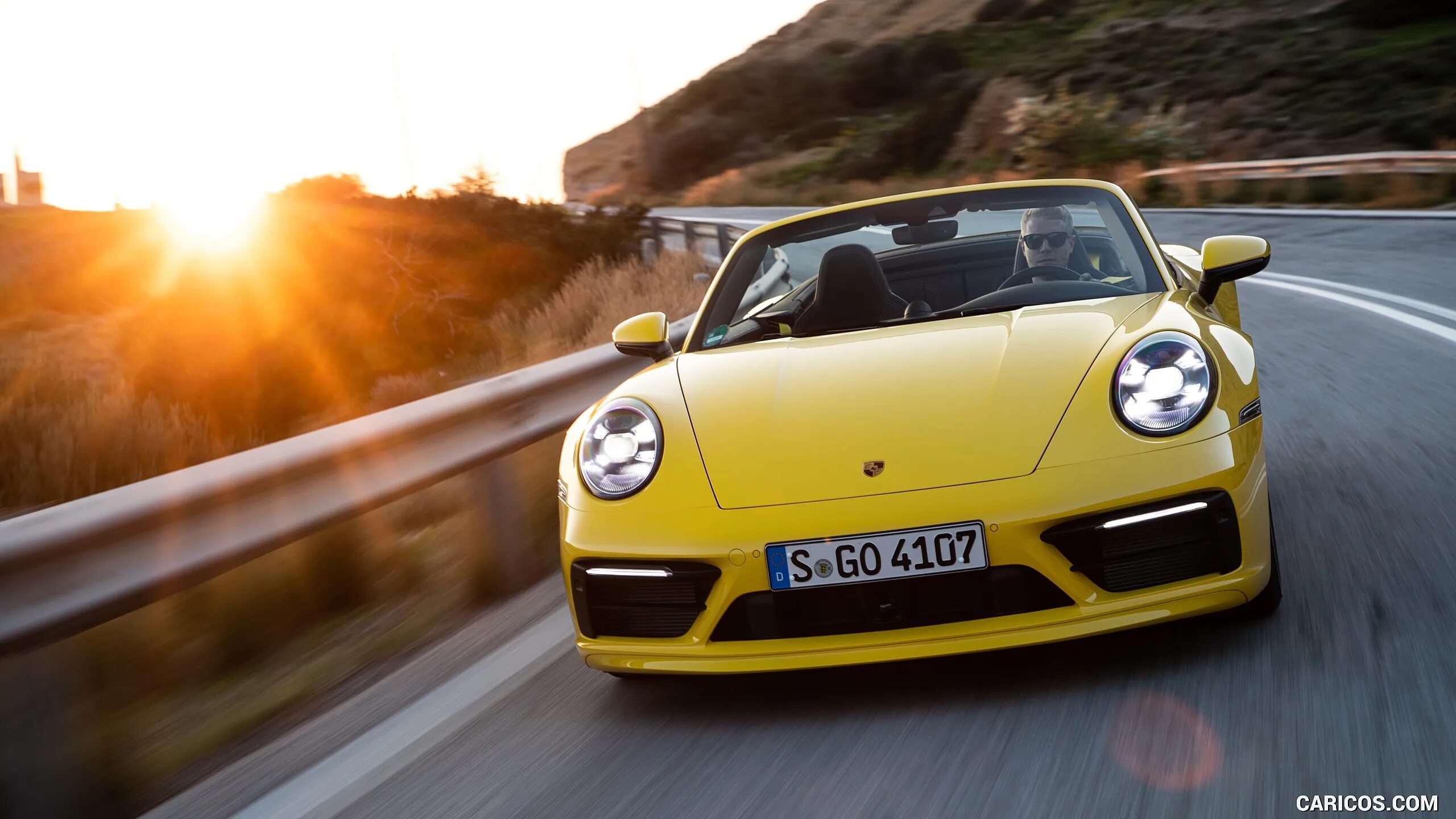 Порше желтый фото 2020 Porsche 911 Carrera S Cabriolet (Color: Racing Yellow) Front