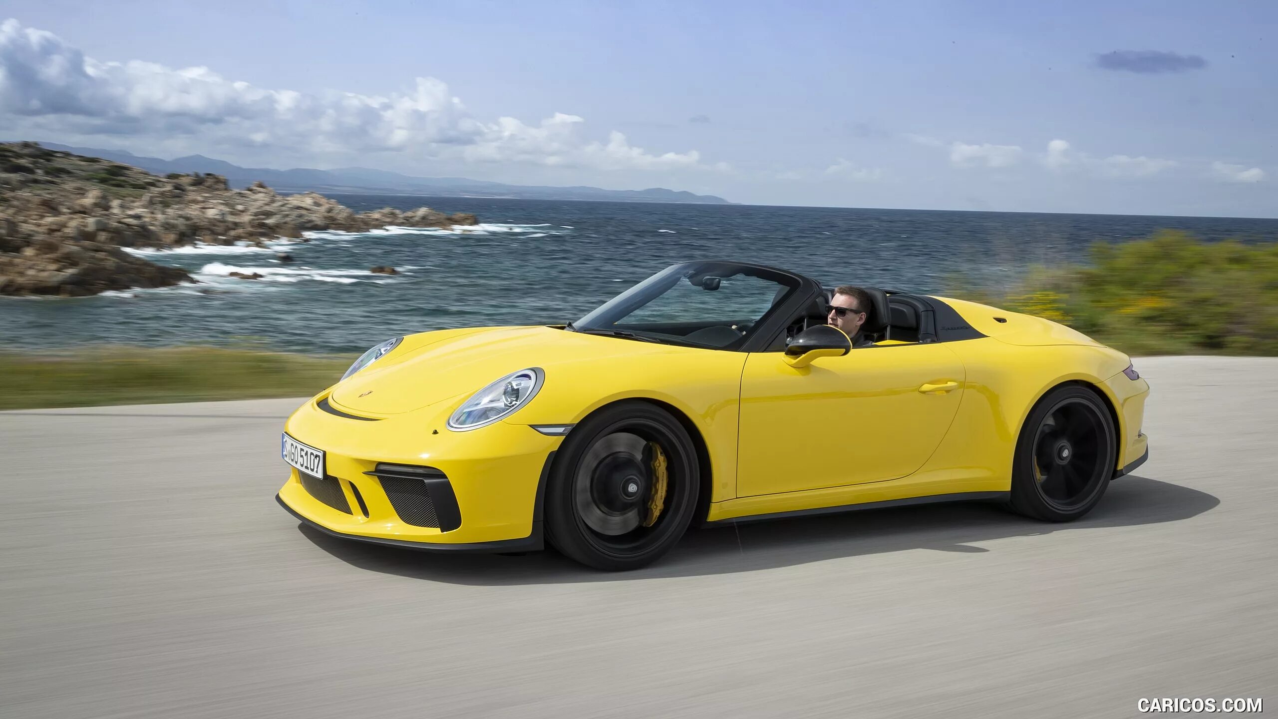 Порше желтый фото Porsche 911 Speedster 2019MY Front Three-Quarter