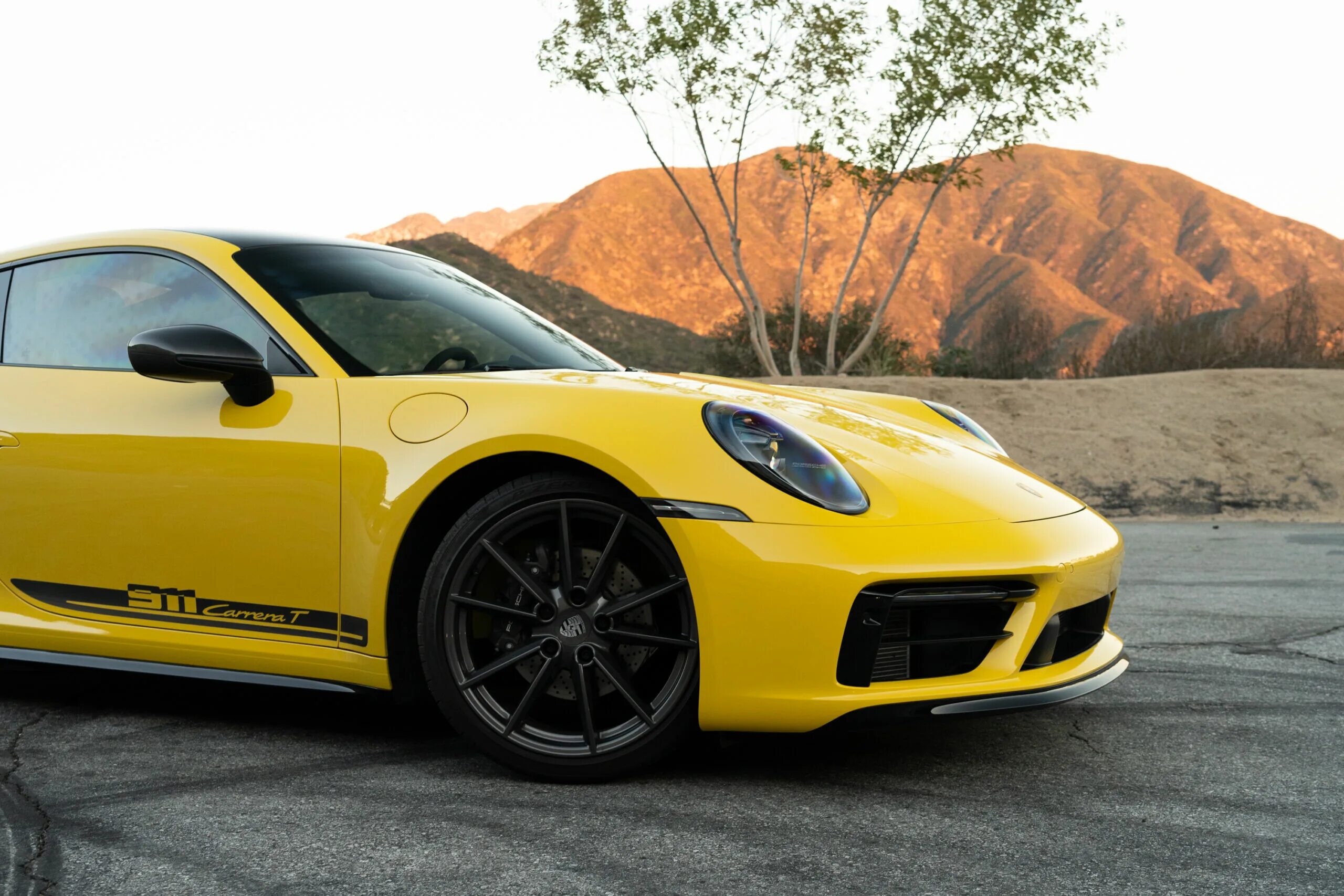 Порше желтый фото Porsche 911 Carrera T first drive: Simplify, then add the right options Ars Tech