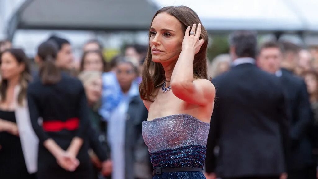 Портман сейчас фото Cannes 2023 : Natalie Portman, sublime en robe tulle bustier et maquillage natur