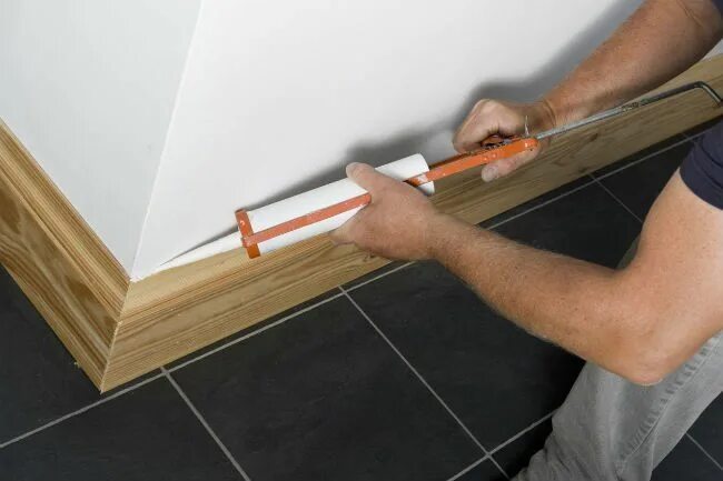 Порядок сборки напольного плинтуса How To: Caulk Baseboards Caulk baseboards, Baseboards, Diy furniture easy